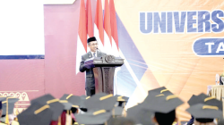 TINGKATKAN SDM : Pjs Bupati Konut, La Ode Saifuddin, M.Si., ketika menghadiri sekaligus memberikan sambutan dalam acara wisuda tahap II tahun 2024 Universitas Terbuka Kendari, kemarin. (PROKOPIM SETKAB KONAWE UTARA FOR KENDARI POS)