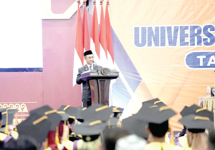 TINGKATKAN SDM : Pjs Bupati Konut, La Ode Saifuddin, M.Si., ketika menghadiri sekaligus memberikan sambutan dalam acara wisuda tahap II tahun 2024 Universitas Terbuka Kendari, kemarin. (PROKOPIM SETKAB KONAWE UTARA FOR KENDARI POS)