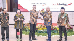 Sekda Sultra, Asrun Lio (2 dari kanan) menghadiri penandatanganan nota kesepahaman (MoU) dan perjanjian kerahasiaan (NDA) antara Bank Sultra dan Bank Jatim di Surabaya, Jumat (15/11/2024). Penandatanganan MoU dan NDA itu turut dihadiri Dirut Bank Sultra, Abdul Latif (kanan) dan Dirut Bank Jatim, Busrul Iman.