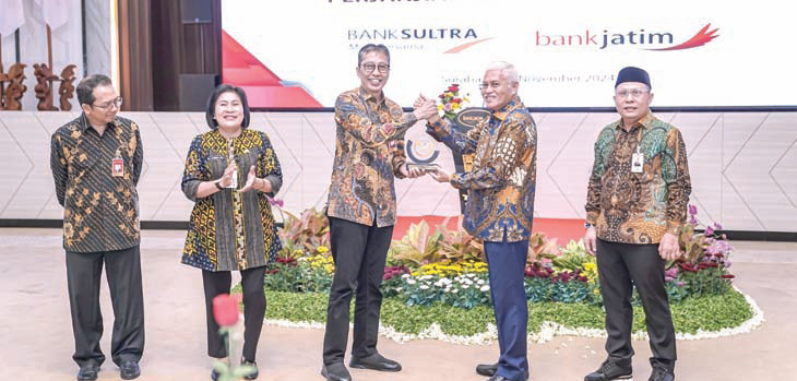 Sekda Sultra, Asrun Lio (2 dari kanan) menghadiri penandatanganan nota kesepahaman (MoU) dan perjanjian kerahasiaan (NDA) antara Bank Sultra dan Bank Jatim di Surabaya, Jumat (15/11/2024). Penandatanganan MoU dan NDA itu turut dihadiri Dirut Bank Sultra, Abdul Latif (kanan) dan Dirut Bank Jatim, Busrul Iman.