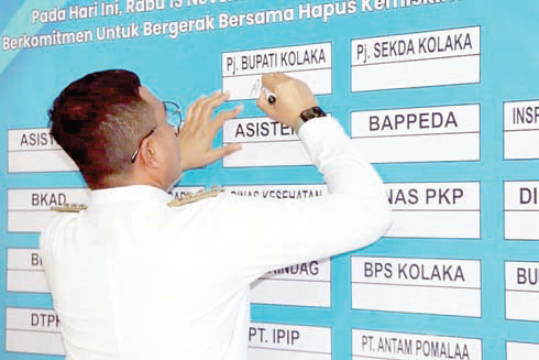 TARGET NOL : Pj. Bupati Kolaka, Muhammad Fadlansyah ketika melakukan penandatanganan komitmen bersama dalam upaya penghapusan kemiskinan ekstrem di daerah tersebut.