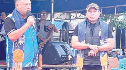 Koordinator Tim Satgas Monitoring Pemenangan Pilkada se-Sulawesi, Umar Arsal (kiri) berorasi dalam kampanye paslon Bupati dan Wakil Bupati Konawe Kepulauan, Rifqi Saifullah Razak dan Muhamad Farid, baru-baru ini.