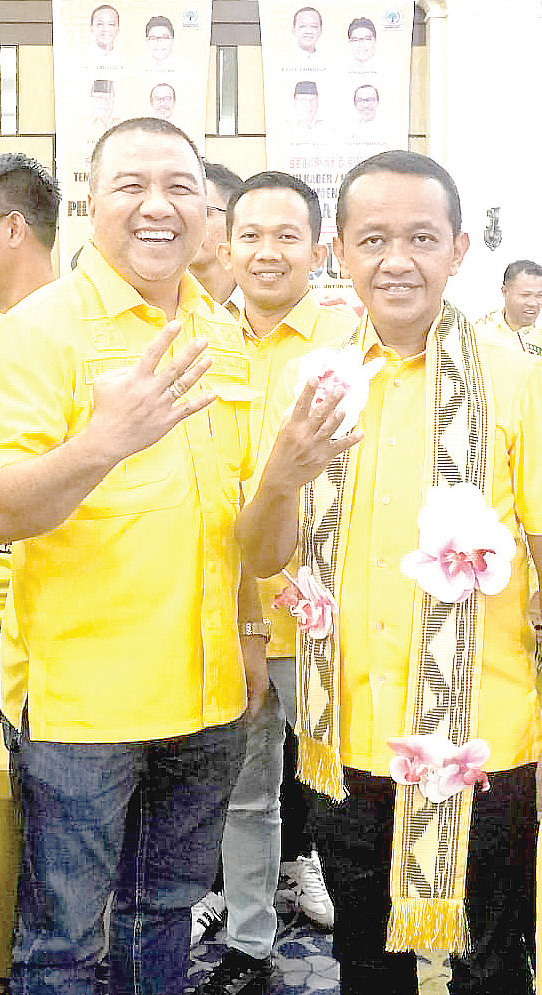 Ketua Umum DPP Partai Golkar, Bahlil Lahadalia (kanan) dan calon Wali Kota Kendari, Aksan Jaya Putra/AJP (kiri) dalam acara temu kader dan konsolidasi jelang Pilkada serentak 27 November 2024, Minggu (17/11/2024).