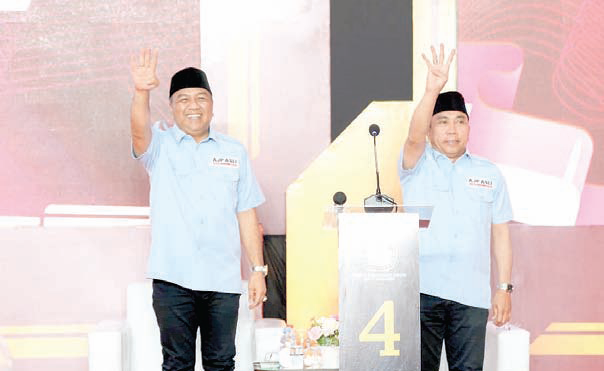 Calon Wali Kota Kendari, Aksan Jaya Putra (AJP) bersama wakilnya Andi Sulolipu (ASLI) saat tampil dalam debat kedua Pilwali Kendari.