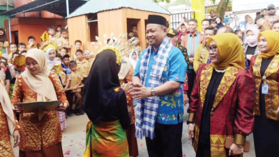 PJ Sekot Kendari dr Sukirman mendapat sambutan selamat datang.