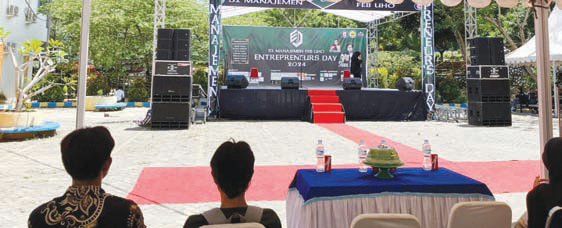 Suasana Entre- preneurs Day di pelataran gedung FEB UHO yang ber- langsung selama tiga hari, dari 14 hingga 16 Novem- ber 2024 lalu.