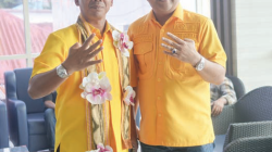 Calon Wali Kota Kendari, Aksan Jaya Putra (AJP) bersama Wakil Ketua Umum Bidang Pemenangan Pemilu Dewan Pimpinan Pusat (DPP) Partai Golkar, Wahaji (kiri).