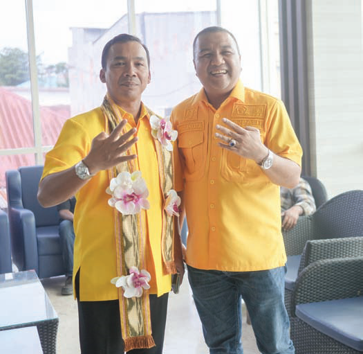 Calon Wali Kota Kendari, Aksan Jaya Putra (AJP) bersama Wakil Ketua Umum Bidang Pemenangan Pemilu Dewan Pimpinan Pusat (DPP) Partai Golkar, Wahaji (kiri).