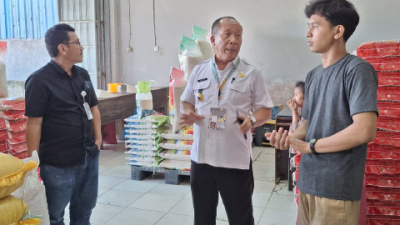 Kepala Dinas Ketahanan Pangan Kota Kendari Abdul Rauf (tengah) turun menemui distributor memantau ketersediaan pangan