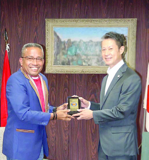 Rektor Universitas Halu Oleo, Prof. Dr. Muhammad Zamrun Firihu, S. Si.,M. Si.,M.Sc (kiri) menguatkan kerja sama internasional dengan Gubernur Hiroshima, Hidehiko Yuzaki (kanan) di Kota Hiroshima, Jepang. Kerja sama itu terkait program internship mahasiswa UHO di perusahaan otomotif yang berbasis di Hiroshima, Jepang. (IST)