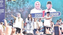 Calon Wali Kota Kendari, dr.Siska Karina Imran (kiri), calon Wakil Wali Kota Kendari, Sudirman (kanan) bersama pedangdut Siti Badriah (tengah) dalam kampanye terbatas di Lapangan Torada, Kecamatan Puuwatu, Kota Kendari, Selasa (19/11/2024).