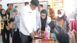 Pj Bupati Kolut Yusmin meninjau ujicoba program makan bergizi gratis di SDN Pitulua Kecamatan Lasusua. Untuk menyukseskan program ini, Pj Bupati Yusmin menggandeng perusahaan tambang yang beroperasi di Kolut.