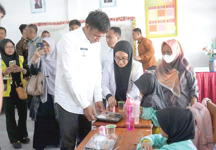 Pj Bupati Kolut Yusmin meninjau ujicoba program makan bergizi gratis di SDN Pitulua Kecamatan Lasusua. Untuk menyukseskan program ini, Pj Bupati Yusmin menggandeng perusahaan tambang yang beroperasi di Kolut.