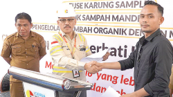 Manajer Departemen External Relation PT Ceria Nugraha Indotama, Andarias Pala Batara (tengah, pakai helm putih) sepakat bekerja sama dengan KPL Wolo dalam pilot project pengelolaan limbah dan sampah. Kesepakatan itu ditandai dengan penandatanganan MoU pilot project program Reuse Karung Sample, Bank Sampah Mandiri, pengelolaan limbah organik, baru-baru ini.