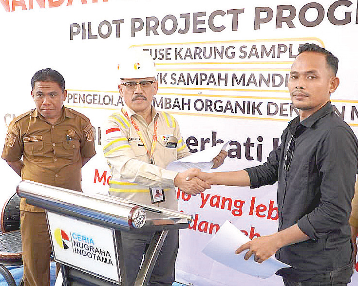 Manajer Departemen External Relation PT Ceria Nugraha Indotama, Andarias Pala Batara (tengah, pakai helm putih) sepakat bekerja sama dengan KPL Wolo dalam pilot project pengelolaan limbah dan sampah. Kesepakatan itu ditandai dengan penandatanganan MoU pilot project program Reuse Karung Sample, Bank Sampah Mandiri, pengelolaan limbah organik, baru-baru ini.