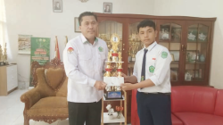 Foto bersama Kepala MTsN 1 Kendari H. Mappataliang (kiri) dan Asgaf Maulana (kanan) saat penyerahan piala.