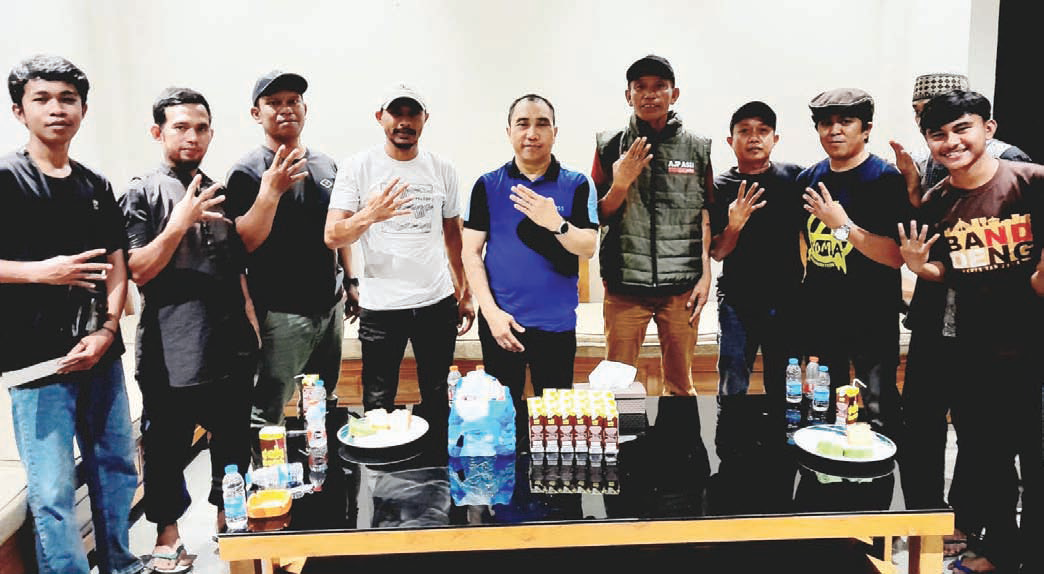 Calon Wakil Wali Kota Kendari, Andi Sulolipu (tengah) foto bersama warga dan pemuda Kota Lama.