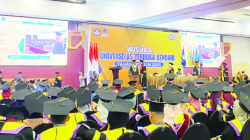 Prosesi wisuda 282 mahasiswa Universitas Terbuka (UT) Kendari tahun 2024 di Phinisi Ballroom Hotel Claro Kendari, Kamis (31/10/2024). (MUH.ABDI ASMAUL AMRIN / KENDARI POS)