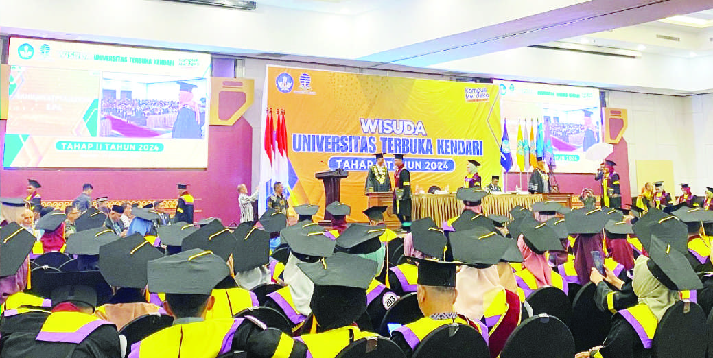 Prosesi wisuda 282 mahasiswa Universitas Terbuka (UT) Kendari tahun 2024 di Phinisi Ballroom Hotel Claro Kendari, Kamis (31/10/2024). (MUH.ABDI ASMAUL AMRIN / KENDARI POS)