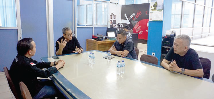 Plt Sekretaris Jenderal DPP Partai Perindo, Dr. Andi Muhammad Yuslim Patawari (kanan), Direktur Kendari Pos Irwan Zainuddin (tengah) dan Wakil Direktur Kendari Pos Awal Nurjadin.