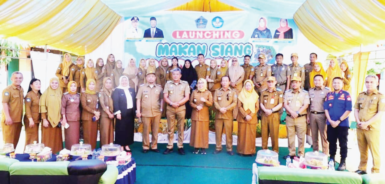 Pj Wali Kota Kendari, Muhammad Yusup foto bersama Guru SD Negeri 1 Kendari usai pelaksanaan uji coba Program Makan Siang Gratis.