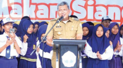 Pj Wali Kota Kendari Muhammad Yusup membuka uji coba Program Makan Siang Gratis di SMP Negeri 2 Kendari.