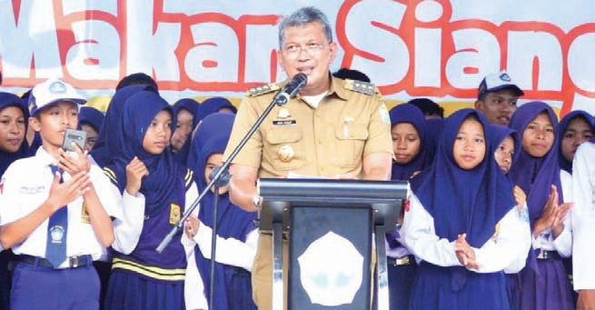 Pj Wali Kota Kendari Muhammad Yusup membuka uji coba Program Makan Siang Gratis di SMP Negeri 2 Kendari.