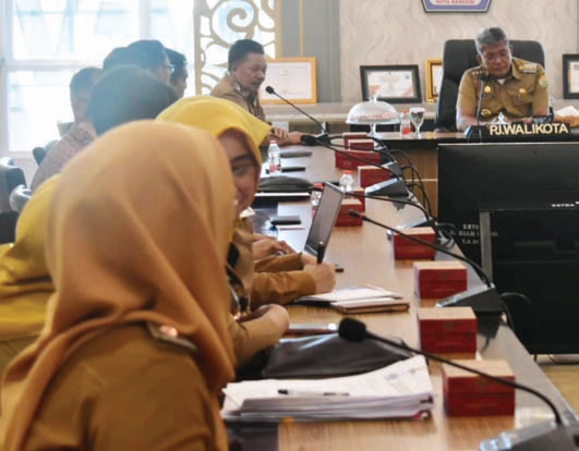 Pj Wali Kota Kendari, Muhammad Yusup memimpin pertemuan dengan perbankan membahas launching Program Makan Siang Gratis untuk murid SD dan Pelajar SMP se-Kota Kendari.