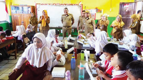 Pelajar SMP Negeri 2 Kendari sangat antusias menyambut Program Makan Siang Gratis Pemkot Kendari.