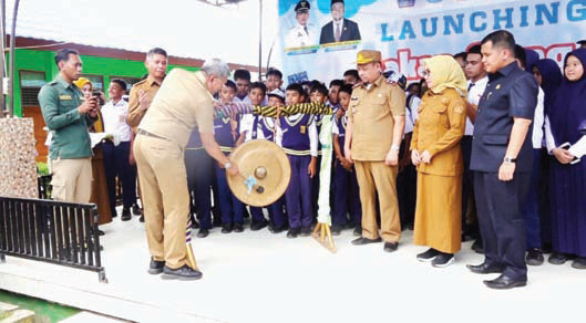 Pj Wali Kota Kendari Muhammad Yusup memukul gong sebagai tanda peluncuran ujicoba makan gratis bergizi di Kota Kendari.