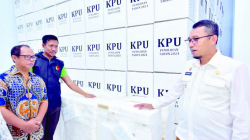 PASTIKAN KESIAPAN : Pj Wali Kota Baubau, Dr. H. Muh. Rasman Manafi (kanan) saat melakukan pengecekan kelengkapan logistik Pilkada 2024, baik untuk pemilihan gubernur maupun wali kota.