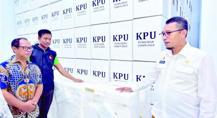 PASTIKAN KESIAPAN : Pj Wali Kota Baubau, Dr. H. Muh. Rasman Manafi (kanan) saat melakukan pengecekan kelengkapan logistik Pilkada 2024, baik untuk pemilihan gubernur maupun wali kota.