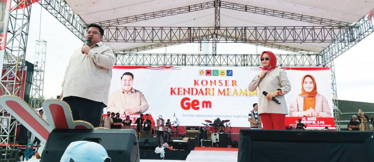 IST Paslon Wali Kota dan Wakil Wali Kota Kendari, Yudhianto Mahardika (kiri) dan Hj.Nirna Lachmuddin (kanna) dalam kampanye akbar bertajuk Konser Meambo di pelataran eks MTQ Kendari, Rabu (20/11/2024).