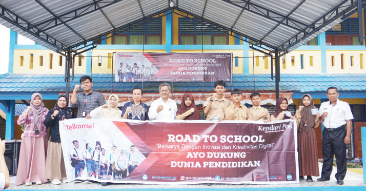 Wakil Direktur Kendari Pos, Awal Nurjadin (5 dari kiri), Kepala SMPN 3 Kendari, Sabil (6 dari kiri), Staff Mobile Consumer Operations Branch Telkomsel Kendari, Elang Dimas Aditya (3 dari kiri) bersama guru dan siswa SMPN 3 Kendari dalam kegiatan road to school Kendari Pos-Telkomsel, Rabu (20/11/2024).