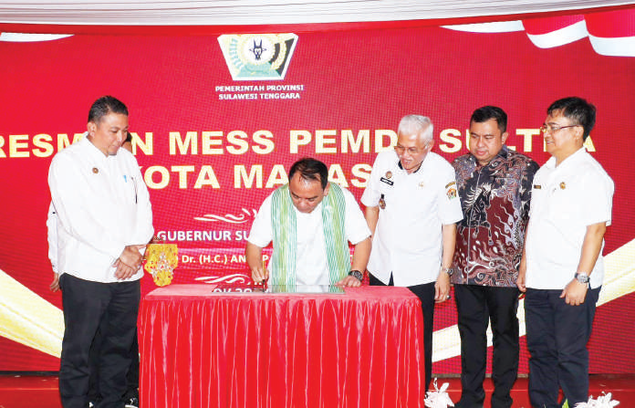 BIRO ADPIM PEMPROV SULTRA Pj Gubernur Sultra, Andap Budhi Revianto (2 dari kiri) meresmikan gedung mess Pemda Provinsi Sultra di Kota Makassar, Provinsi Sulawesi Selatan (Sulsel), Rabu (20/11/2024). Turut mendampingi Sekda Sultra, Asrun Lio (3 dari kanan) dan Kepala Dinas Cipta Karya Sultra, Martin Efendi Patulak (kanan).