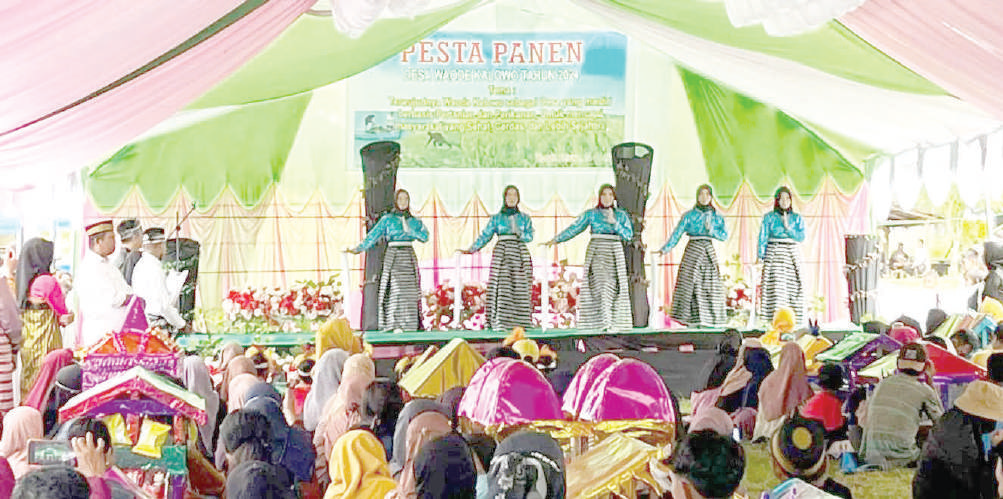 JAGA INFLASI : Bupati Butur mengimbau warganya untuk tidak melupakan menanam tanaman pangan sebagai kebutuhan pokok. Pesan tersebut disampaikan saat menghadiri pesta panen di Desa Waode Kalowo, Kecamatan Bonegunu.