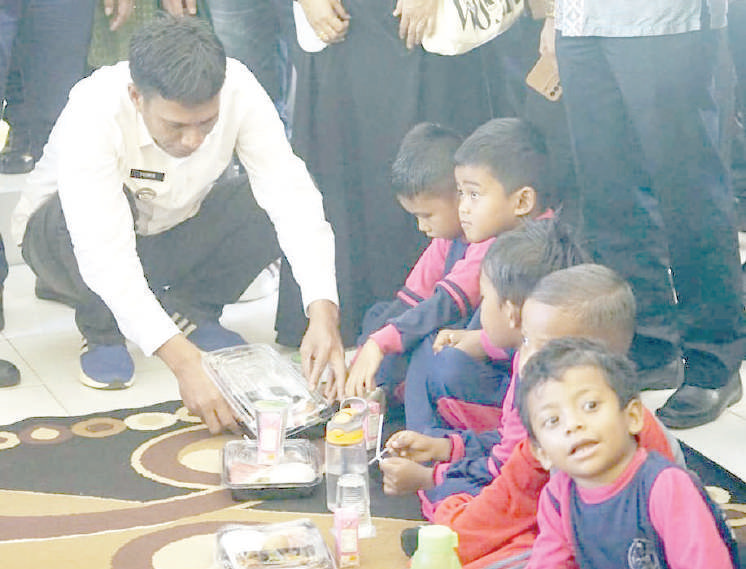 KESEHATAN ANAK : Pj Bupati Kolut, Yusmin, dalam program pemberian pemberian makan gratis bergizi kepada anak-anak sekolah diotoritanya. Kegiatan tersebut diinisiasi Pemkab, bekerja sama dengan pihak swasta.