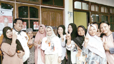 Calon Wali Kota Kendari Yudhianto Mahardika bersama pendukungnya.