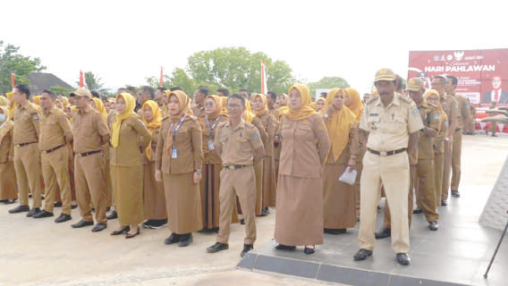 ASN Pemkot Kendari mendengar pengarahan Pj Wali Kota Kendari di Balai Kota.