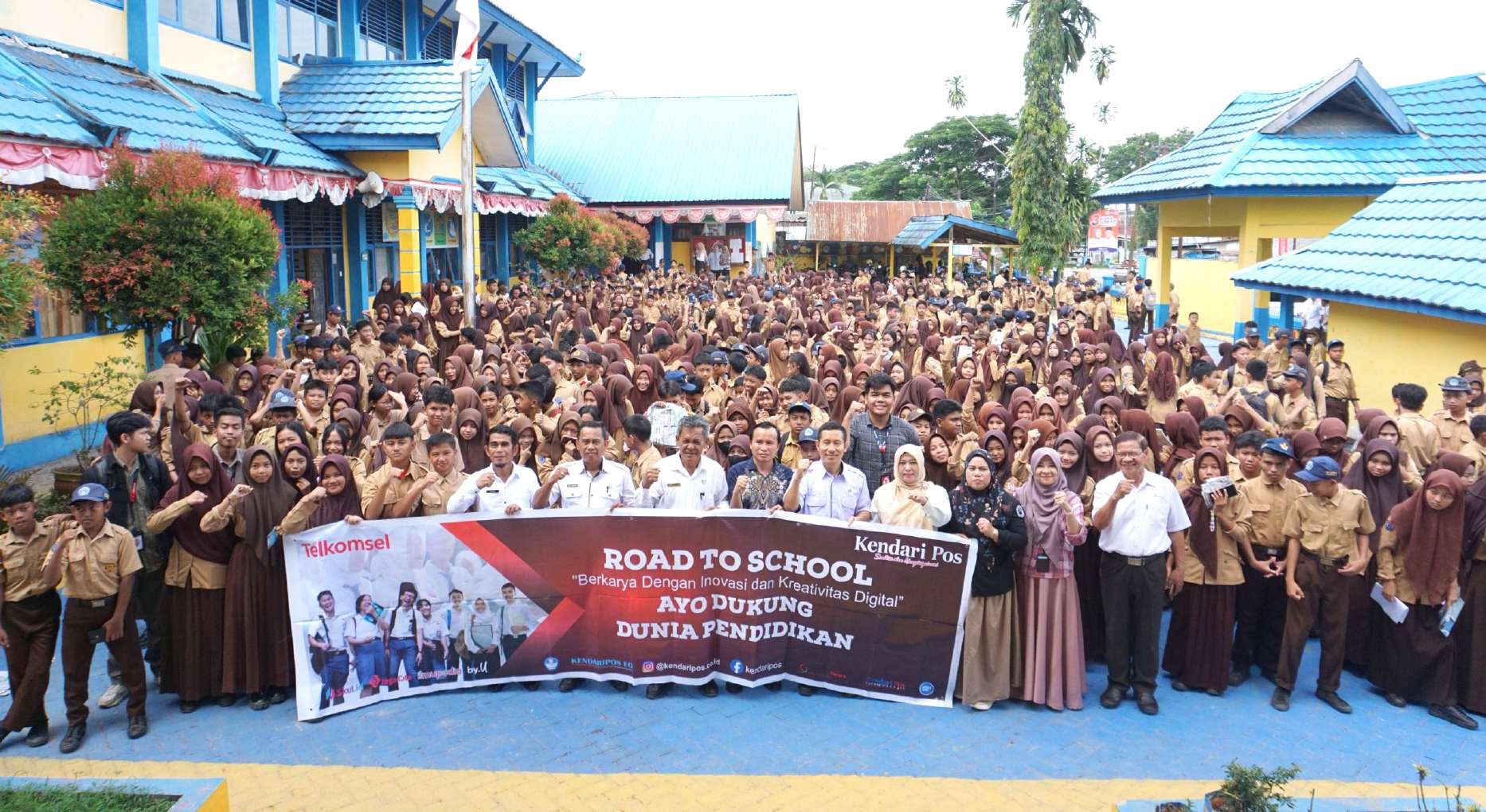 Foto bersama usai giat Road to school.