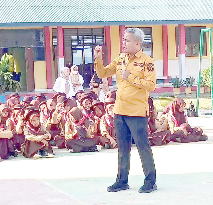 Kepala DP3A Haslita mengedukasi dalam mencegah hardik, kemarin. (LAODE IDRIS SYAPUTRA/KENDARI POS)