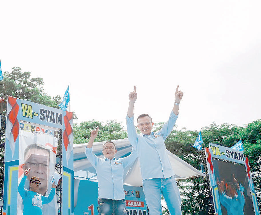 Cabup-Cawabup Konawe Yusran Akbar dan Syamsul Ibrahim, menyapa pendukungnya di lapangan Lasandara