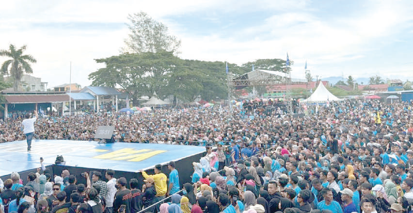 Suasana ribuan masyarakat yang menghadiri kampanye YA-SYAM di lapangan Lasandara