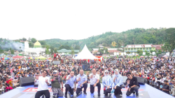 Pasangan Calon Walikota dan Wakil Walikota Kendari, Aksan Jaya Putra dan Andi Sulolipu (AJPASLI) foto bersama istri disela kampanye akbar, kemarin