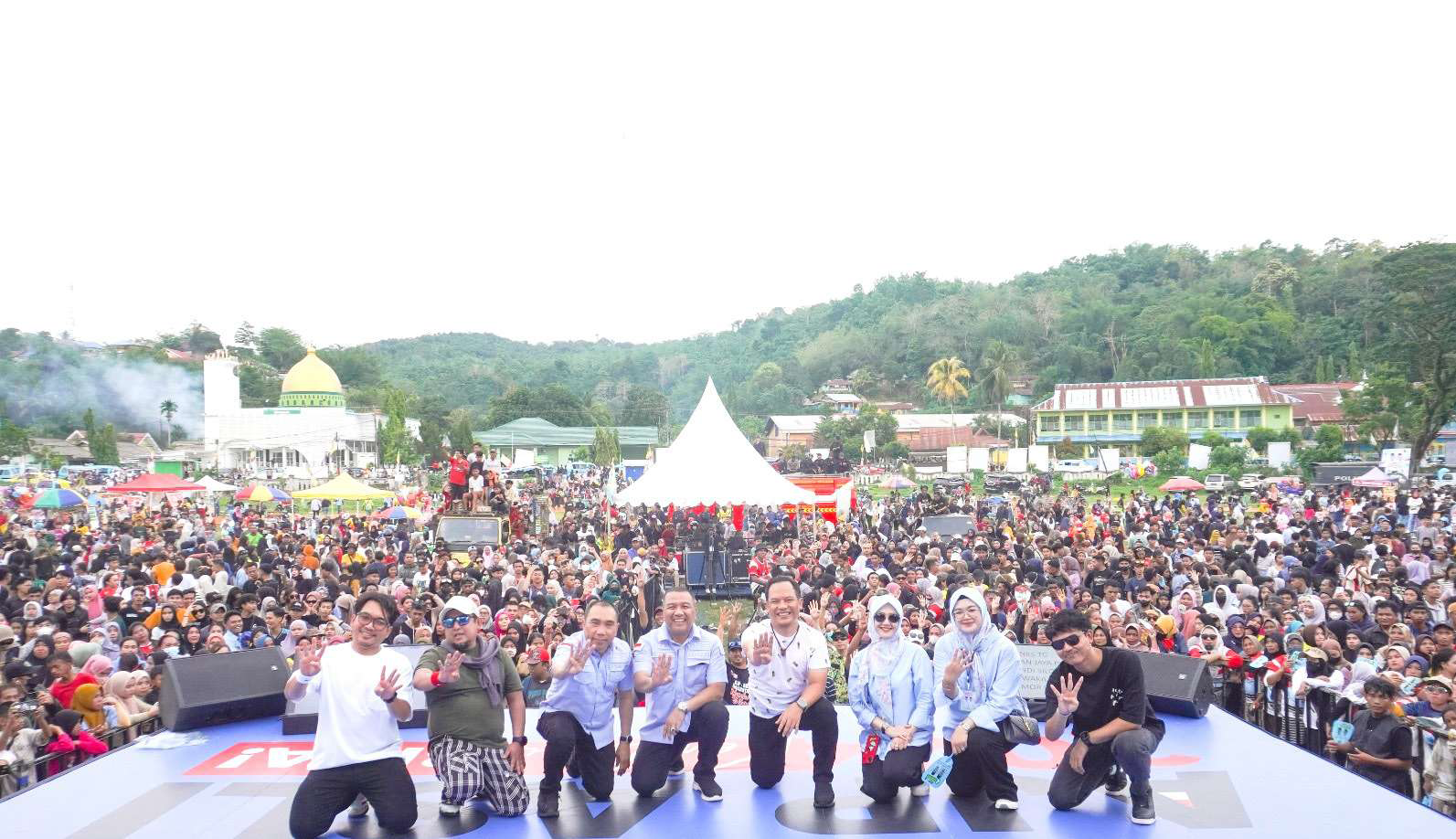 Pasangan Calon Walikota dan Wakil Walikota Kendari, Aksan Jaya Putra dan Andi Sulolipu (AJPASLI) foto bersama istri disela kampanye akbar, kemarin