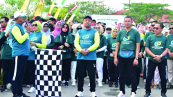 Pj Wali Kota Kendari, Muhammad Yusup melepas peserta jalan sehat memperingati HKN 2024.