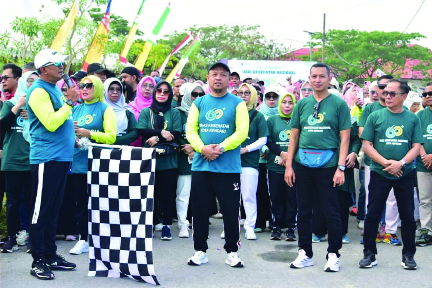 Pj Wali Kota Kendari, Muhammad Yusup melepas peserta jalan sehat memperingati HKN 2024.