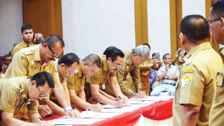 Pj Wali Kota Kendari bersama kepala daerah di Sultra menandatangani dokumen kerjasama terkait optimalisasi keuangan daerah dengan Pemprov Sultra.