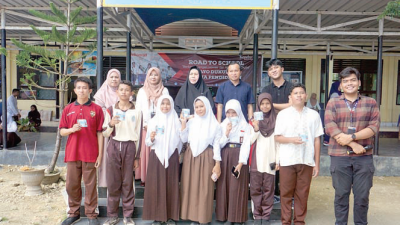 Foto bersama siswa-siswi usai sesi tanya jawab dalam Road To School