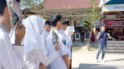 Wakil Direktur Kendari Pos, Awal Nurjadin, memberikan sambutan sekaligus materi Road To School